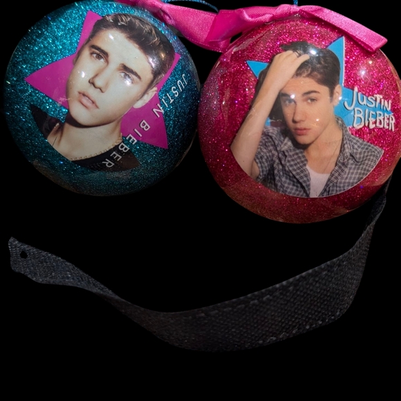 Justin Bieber Christmas Ornaments with Pink Bows - Picture 2 of 8